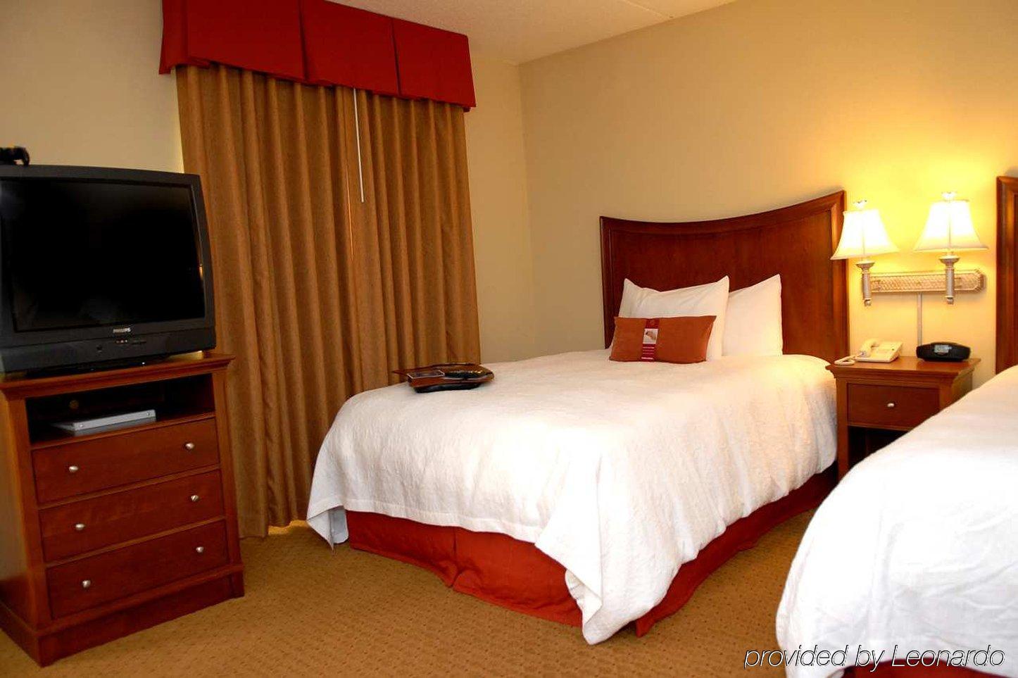 Hampton Inn & Suites Frederick/Fort Detrick Стая снимка
